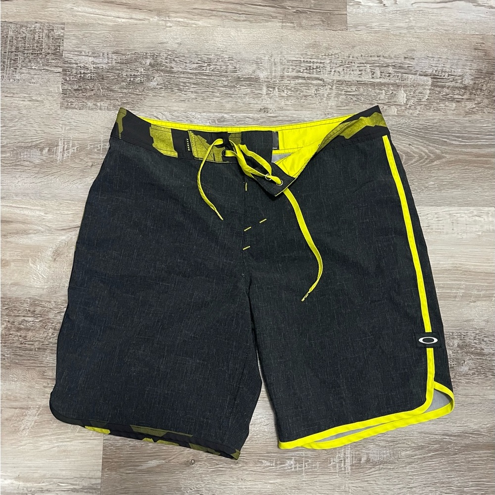 Men’s 34 Oakley swim trunks